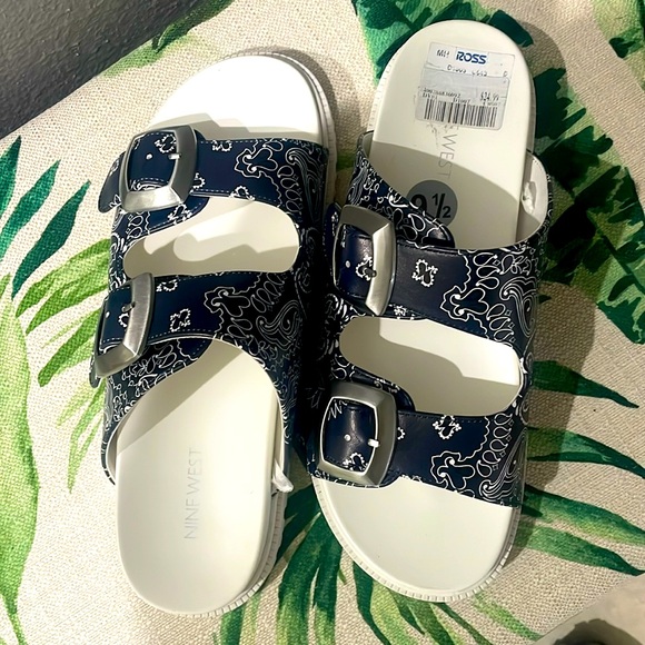 Adorable NAVY bandana slides! - Picture 1 of 4